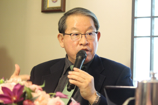 지난 19일 서울 여의도에서 열린 한국중견기업연합회 신년 기자간담회에서 강호갑 중견련 회장이 인사말을 하고 있다.   중견련 제공